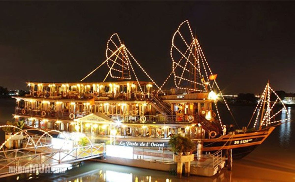 Diner on Sai Gon river boat